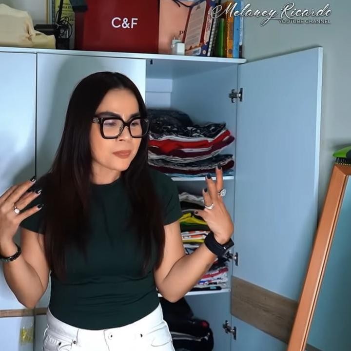 <p>Keputusan itu dipilih Nunung karena membutuhkan biaya yang cukup besar untuk pengobatan kanker dan penyakit lain yang dialaminya. Oleh karena itu, ia dan suami sepakat menjual semua asetnya, termasuk rumah hingga koleksi tas <em>branded</em>. (Foto: YouTube Melaney Ricardo)</p>