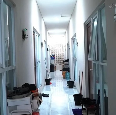 Usai Jual Semua Aset Demi Hidupi Keluarga, Ini 7 Potret Kos Nunung Kecil & Sempit