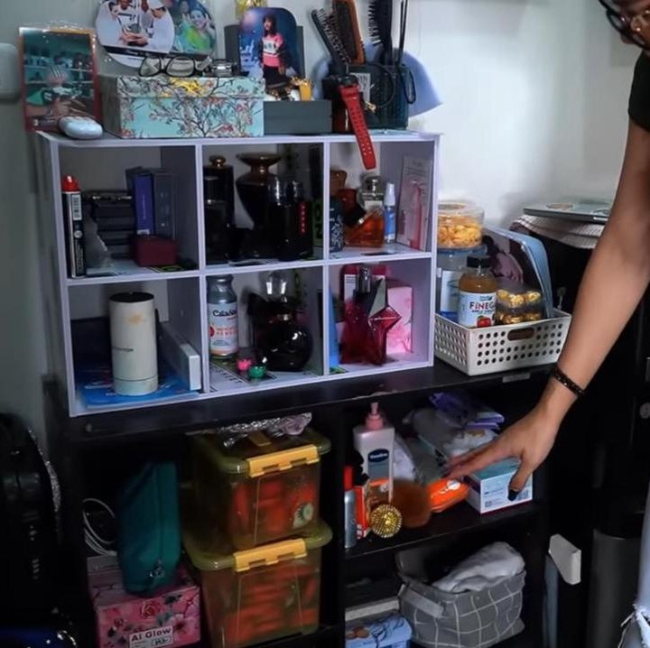 <p>Pada kesempatan itu, Melaney juga memperlihatkan setiap sudut kos-kosan Nunung dan suami yang begitu sederhana. Meski begitu, ternyata Nunung masih menyisihkan tempat untuk koleksi parfumen kesukaannya, Bunda. (Foto: YouTube Melaney Ricardo)</p>