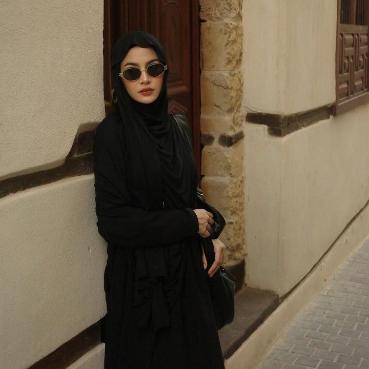 <p>Bunda satu anak ini diketahui mengenakan busana serba hitam. Ia memilih gamis model abaya dan pashmina. Penampilannya itu semakin elegan dilengkapi dengan aksesori, seperti kacamata hitam. (Foto: Instagram@mahaliniraharja)</p>