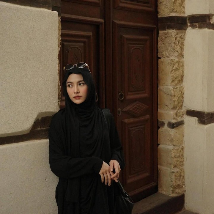 <p>Penampilannya dengan hijab ini cukup menarik perhatian banyak orang karena dinilai begitu cantik dan memesona. Bahkan, tak sedikit yang berkomentar bahwa hijab yang dikenakan sangat cocok dengannya. (Foto: Instagram@rizkyfbian)</p>
