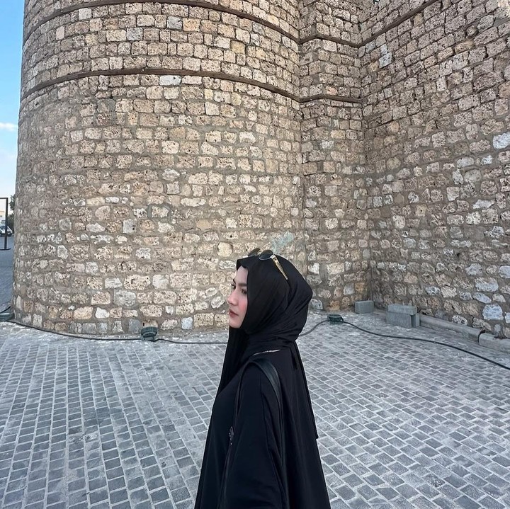 <p>Bunda masih mencari inspirasi <em>outfit</em> untuk acara buka bersama alias bukber? Tak perlu khawatir karena ada <em>outfit</em> ala Mahalini Raharja yang cocok Bunda ikuti untuk acara bukber di bulan Ramadhan. (Foto: Instagram@rizkyfbian)</p>