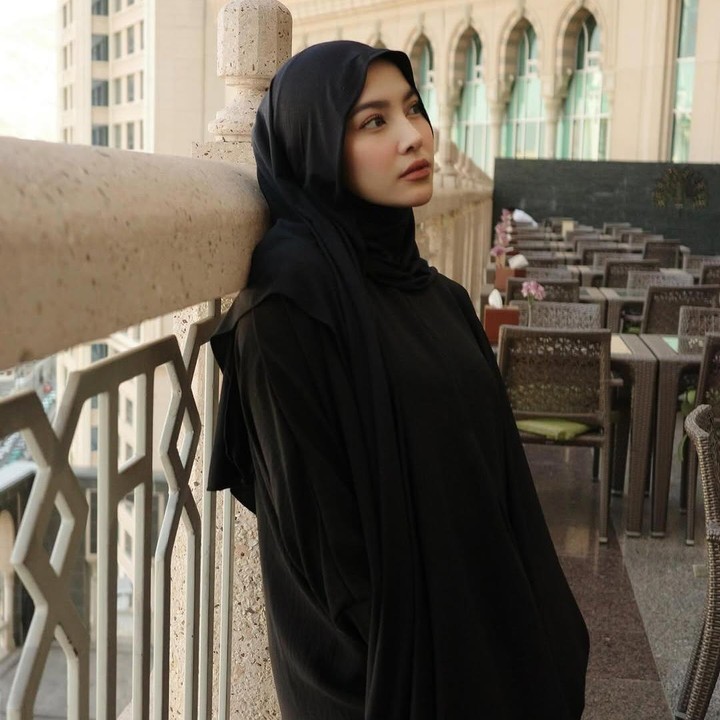 <p>Pada pertengahan Januari lalu, Mahalani menjalani ibadah umrah untuk pertama kalinya bersama sang suami, Rizky Febian, setelah memeluk agama Islam. Ia tampil anggun mengenakan abaya dan hijab. (Foto: Instagram@rizkyfbian)</p>