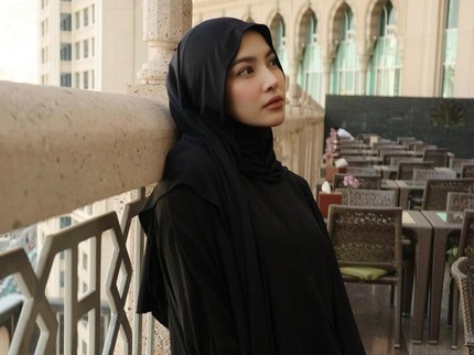 Inspirasi Outfit Bukber Serba Hitam ala Mahalini, Elegan dan Anggun