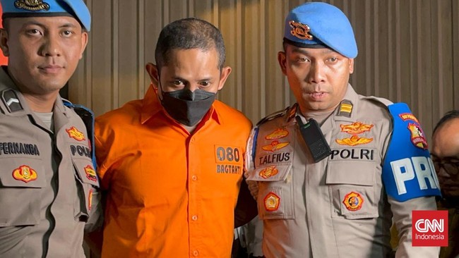 Eks Kapolres Ngada AKBP Fajar Widyadharma disebut membikin total 8 konten video porno dari empat korbannya. Rekaman disimpan dalam CD.