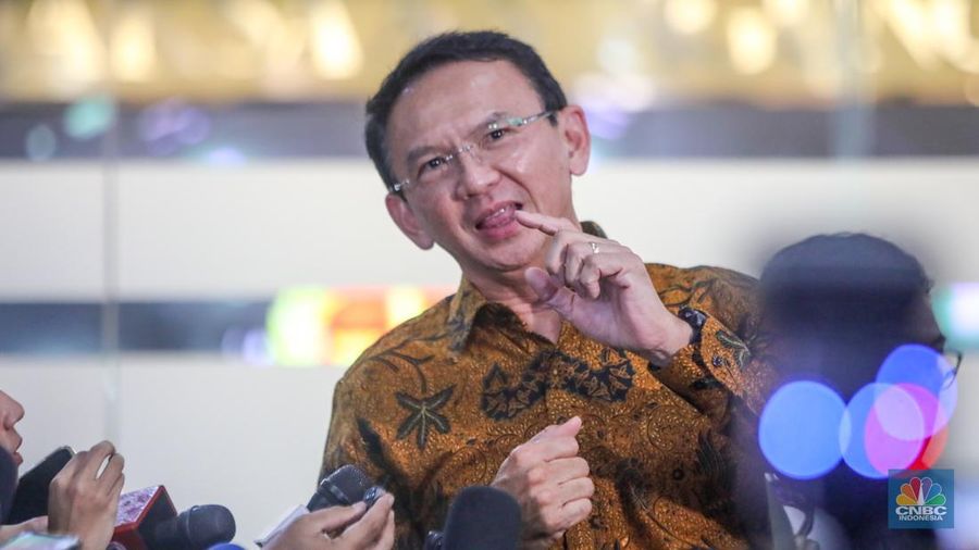 Mantan Komisaris Utama PT Pertamina, Basuki Tjahaja Purnama alias Ahok memberikan keterangan usai menjalani pemeriksaan sebagai saksi di Kejaksaan Agung (Kejagung), Jakarta, Kamis (13/3/2025). (CNBC Indonesia/Faisal Rahman)