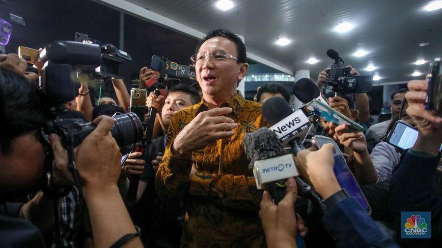 Mantan Komisaris Utama PT Pertamina, Basuki Tjahaja Purnama alias Ahok memberikan keterangan usai menjalani pemeriksaan sebagai saksi di Kejaksaan Agung (Kejagung), Jakarta, Kamis (13/3/2025). (CNBC Indonesia/Faisal Rahman)