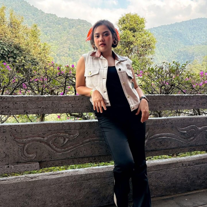 <p>Penyanyi Mytha Lestari menjadi korban <em>bullying</em> netizen di media sosial saat hamil anak semata wayangnya, Mahatma Kala Maheswara. Hampir setiap unggahan foto di akun media sosialnya dikomentari negatif oleh netizen, Bunda. Pada satu titik, Mytha sempat memiliki keinginan untuk menghapus akun media sosialnya. Namun, Mytha tak melakukannya. Ia pun mencoba untuk berpikir positif dengan memikirkan bahwa banyak juga orang-orang baik di sekitarnya yang selalu memberikan dukungan. (Foto: Instagram @mytha_lestari)</p>