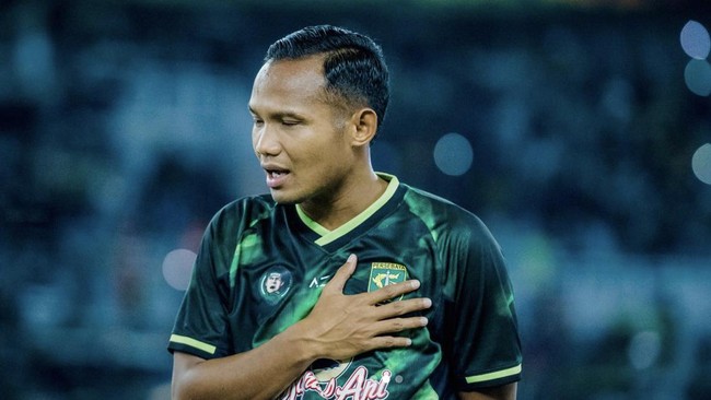 Marselino Ferdinan menghibur sang kakak, Oktafianus Fernando, yang menangis usai gagal bikin gol di laga Persebaya Surabaya vs PSIS Semarang, Rabu (12/3).