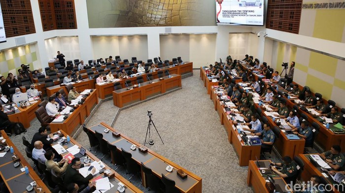 Panglima TNI Jenderal Agus Subiyanto saat menghadiri rapat kerja dengan komisi 1 DPR di Komplek Parlemen, Jakarta, Kamis (13/3/2025). Rapat ini membahas revisi RUU TNI.