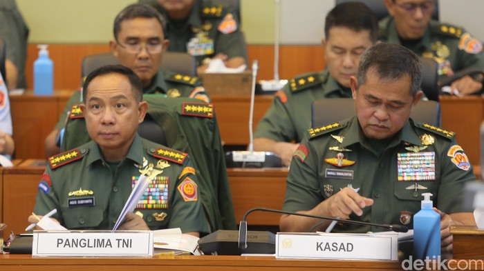 Panglima TNI Jenderal Agus Subiyanto saat menghadiri rapat kerja dengan komisi 1 DPR di Komplek Parlemen, Jakarta, Kamis (13/3/2025). Rapat ini membahas revisi RUU TNI.