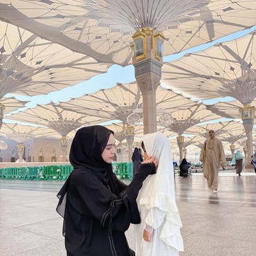 Gendong Moana Saat Umrah, Aksi Ria Ricis Banjir Pujian