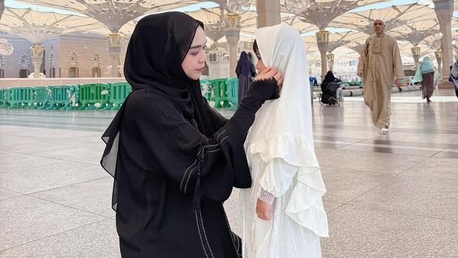 Gendong Moana Saat Umrah, Aksi Ria Ricis Banjir Pujian