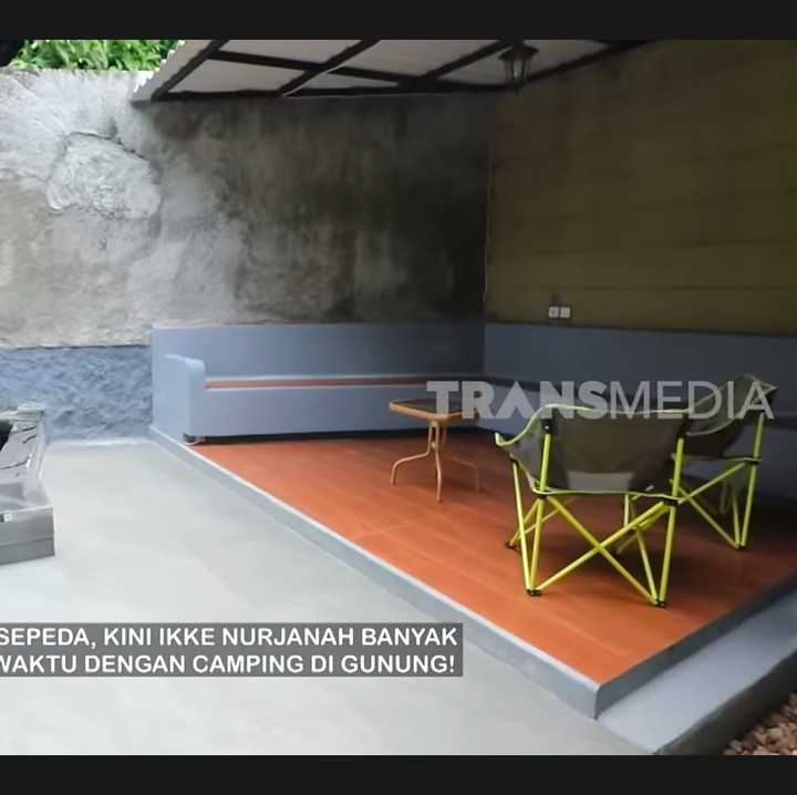 <p>Suasana asri juga terlihat di bagian teras rumah Ikke Nurjanah. Pelantun lagu Memandangmu ini sengaja meletakkan kursi khusus camping di area teras rumahnya. Bukan tanpa sebab, Ikke ternyata punya kegemaran berkemah. (Foto: YouTube TRANS 7 OFFICIAL)</p>