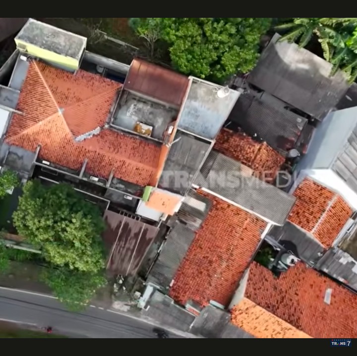 <p>Penyanyi cantik Ikke Nurjanah memiliki rumah besar dekat kawasan Taman Mini, Bunda. Rumah ini sudah ditempati Ikke selama 17 tahun. (Foto: YouTube TRANS 7 OFFICIAL)</p>
