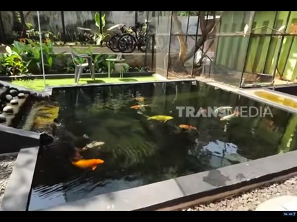 Rumah Ikke Nurjanah Adem & Luas Berhias Kolam Ikan Suami, Ini 7 Potretnya