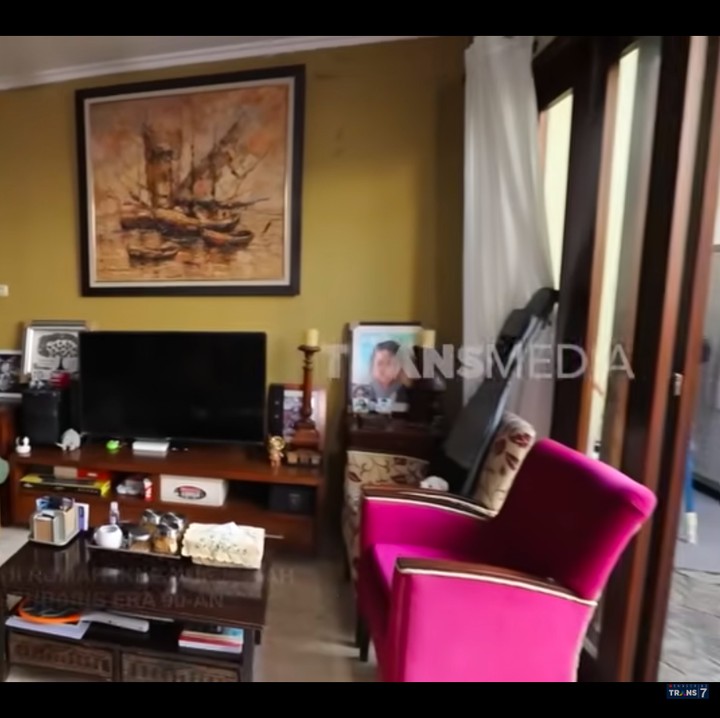 <p>Pada area dalam rumah, Ikke memilih konsep minimalis. Konsep ini tetap mengutamakan kenyamanan di mana suasana<em> cozy</em> terasa menonjol di ruang keluarga. "(Rumahku) Ini sebenarnya konsepnya minimalis saja, yang penting kan homie," kata Ikke. (Foto: YouTube TRANS 7 OFFICIAL)</p>
