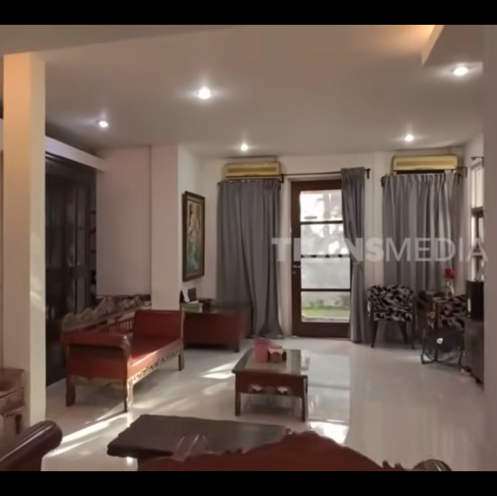 <p>Desain minimalis terlihat di beberapa sudut ruangan di dalam rumah Ikke. Perempuan 50 tahun ini banyak menggunakan dominasi warna putih untuk tembok, yang dipadukan dengan furnitur cokelat. (Foto: YouTube TRANS 7 OFFICIAL)</p>