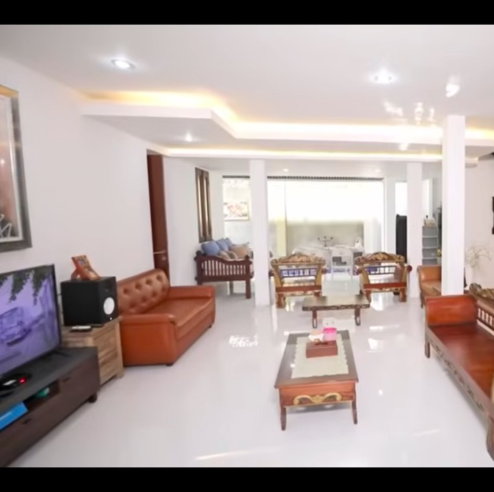 <p>Rumah Ikke yang luas ini juga memiliki <em>basecame</em> tempatnya bekerja. Ikke menyebut area ini khusus untuk keperluan <em>meeting</em>, <em>wardrobe</em> untuk <em>show</em>, hingga berkaraoke bersama kerabat. (Foto: YouTube TRANS 7 OFFICIAL)</p>