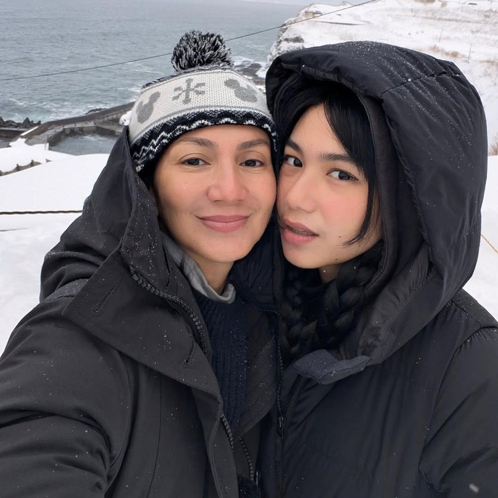 <p>Shalima termasuk anak yang berprestasi, Bunda. Selain kuliah di UGM, Shalima diketahui sempat menjalani summer course di Leeds University di Inggris. Hal tersebut membuat sang Bunda semakin bangga dengan pencapaian dan prestasi putrinya. (Foto: Instagram @wanda_hamidah)</p>