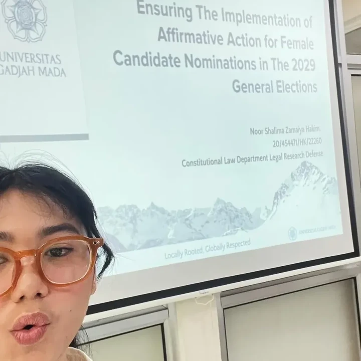 <p>Shalima lulus dari Fakultas Hukum, Bunda. Dalam unggahan di Instagram, Wanda mengungkap rasa bangganya pada sang putri karena berhasil mendapatkan gelar Sarjana Hukum. "<em>Alhamdulillah..finally, third generation in law school</em> Noor Shalima Zamaiya Hakim, S.H," tulisnya. (Foto: Instagram @wanda_hamidah)</p>