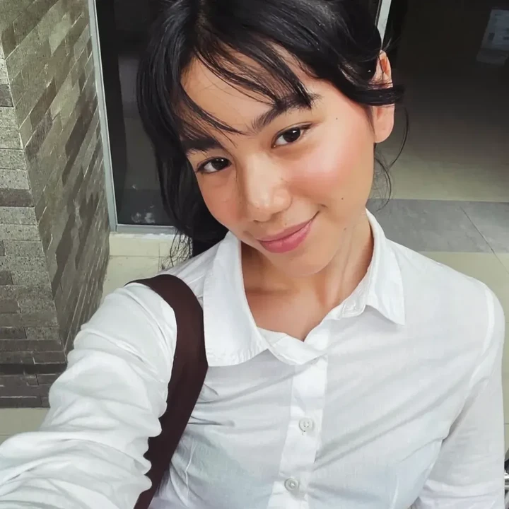 <p>Melalui unggahan ini, Wanda juga menuliskan doa dan harapannya untuk sang putri. Ia berharap ilmu yang didapat Shalima selama pendidikan dapat berguna bagi banyak orang. "Selamat ya nak..<em>Barakallah fii ilmi</em> .. semoga Allah limpahkan kemudahan dalam mengamalkan ilmu yang telah kakak dapatkan kelak berguna untuk masyarakat dan ummat , menyelamatkan kakak di dunia dan akhirat..<em>Amiiin Allahumma Amiiin</em>," ujarnya. (Foto: Instagram @wanda_hamidah)</p>