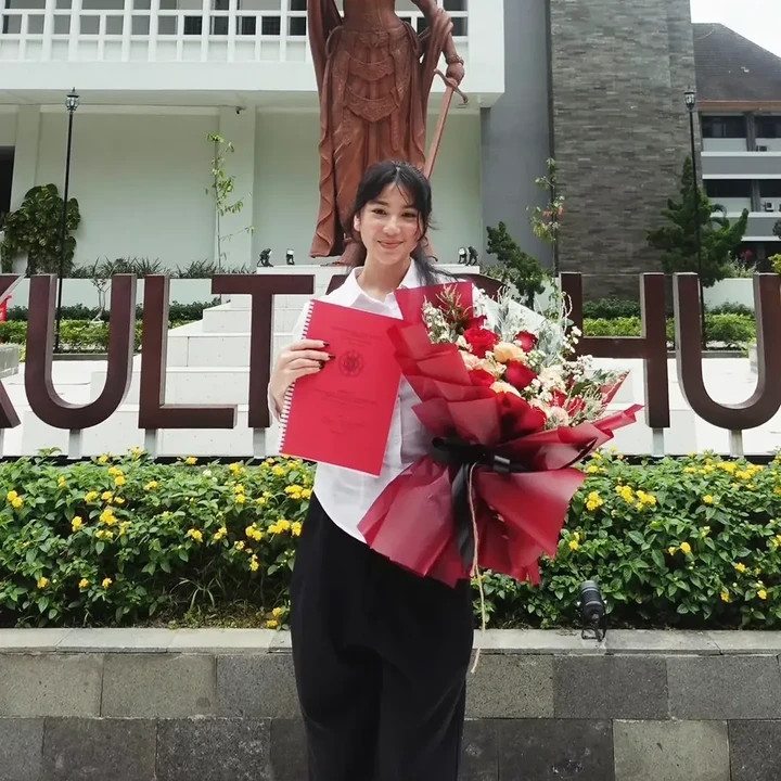 <p>Putri Wanda Hamidah, Noor Shalima Zamaiya Hakim, baru saja menyelesaikan pendidikannya di Universitas Gadjah Mada (UGM) di Yogyakarta. Kabar bahagia kelulusan Shalima ini dibagikan sang Bunda di Instagram pada bulan Januari lalu. (Foto: Instagram @wanda_hamidah)</p>