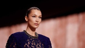 FOTO: Ketegasan Saint Laurent Menutup Gelaran Paris Fashion Week