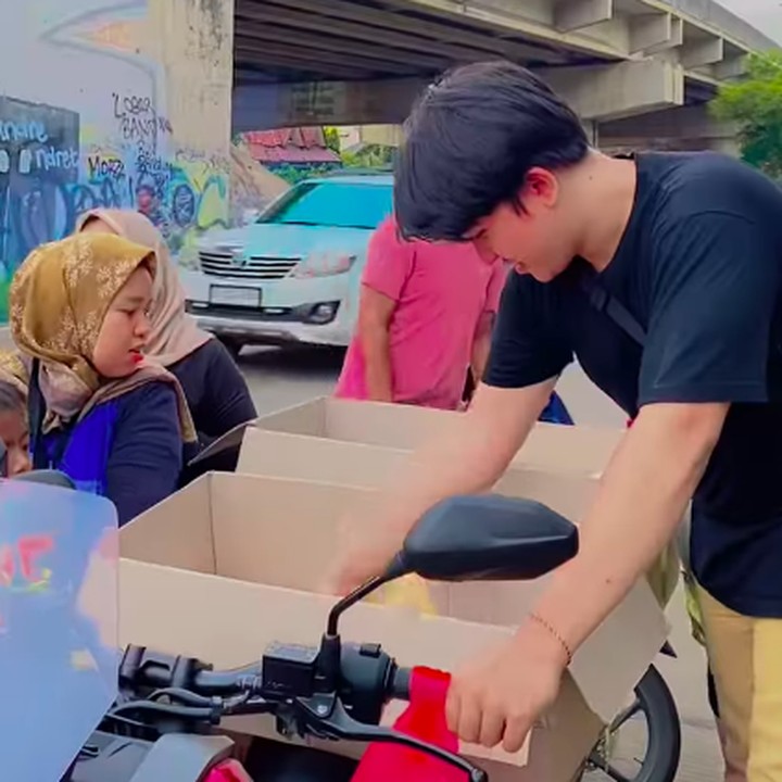 <p>Sidik pun kerap mengunggah potret kesehariannya berjualan bakso cilok melalui laman Instagram-nya. Dirinya bahkan tidak gengsi menjual bakso cilok dagangannya ini dengan menggunakan motor di pinggir jalan. (Foto: Instagram: @sidikeduardd)</p>
