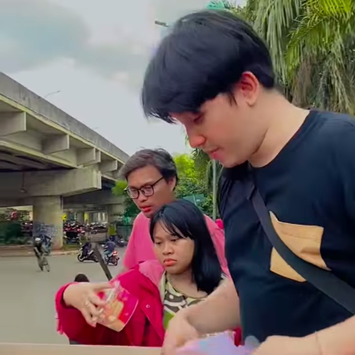 <p>Banyak netizen yang salut dengan Sidik karena mau berjualan di pinggir jalan nih, Bunda. Mereka pun mendoakan agar Sidik dan keluarga selalu diberikan kesehatan serta keberkahan. (Foto: Instagram: @sidikeduardd)</p>