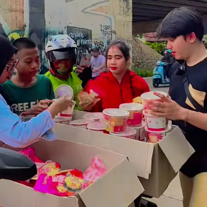 <p>"<em>MasyaAllah</em> laris terus Bang jualannya. Salut artis mau jualan di pinggir jalan. Luar biasa tanggung jawabnya sebagai suami. Sehat dan bahagia terus sekeluarga Bang, <em>Amin yarobbalalamin</em>," ungkap seorang netizen. "Laris manis lancar berkah usahanya kak," kata netizen lainnya dengan menyisipkan emotikon hati. (Foto: Instagram: @sidikeduardd)</p>