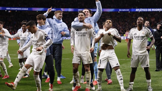 Gelandang Los Blancos Jude Bellingham tertangkap kamera menyundul sebuah botol yang dilemparkan oleh fans Atletico Madrid ke arah para pemain Real Madrid.