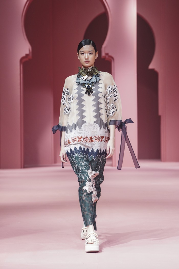 Nuansa tradisional masih tetap berkesan youthful dengan memainkan warna-warni yang cerah dan lembut. Rona biru tua dan hijau emerald beri kontras apik dengan celadon, biru pastel, nude, ivory/ Foto: Dok. Studio 133 Biyan
