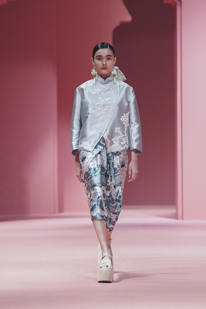 Bukan cuma dari pilihan warna, daya tarik juga didapat dari siluet busana yang menarik dengan potongan asimetris, detail pleats, busana kaftan diberi sentuhan etnik modern, dan masih banyak lagi/ Foto: Dok. Studio 133 Biyan