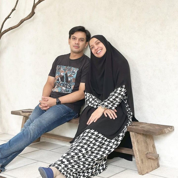 <p>"Menemani istri <em>photo</em> atau video <em>shoot</em>," tutur Temmy seraya mengunggah potret kebersamaannya dengan sang istri. (Foto: Instagram: @temmyrahadi99)</p>