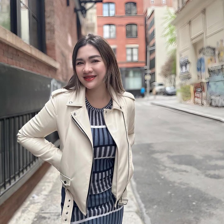 <p>Penyanyi Vicky Shu pernah mengalami <em>bullying</em> berupa <em>body shaming</em> karena berat badannya yang naik drastis saat hamil. Bullying ini bahkan terus dialami Vicky setelah melahirkan, Bunda. Vicky mengaku sakit hari dan sempat kena mental karena menjadi korban <em>bullying</em>. Perempuan 37 tahun ini akhirnya memutuskan untuk menjalani diet dengan berkomitmen menyusui kedua anaknya. Vicky bersyukur karena ia diberi rezeki ASI yang melimpah. (Foto: Instagram @vickyshu)</p>