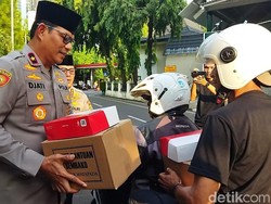 Wakapolda dan PJU Polda Metro Bagi-bagi Takjil-Sembako kepada Warga