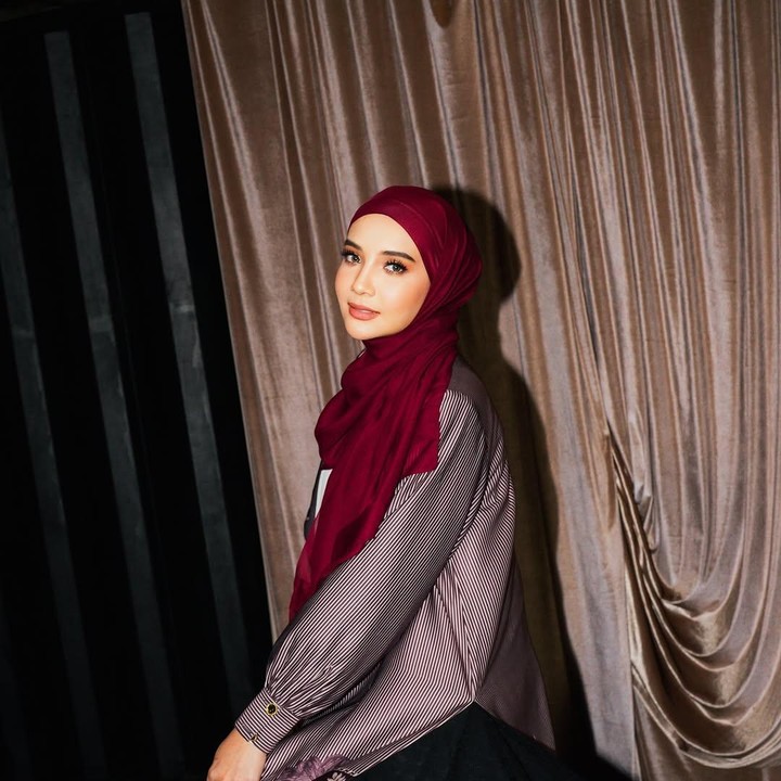 <p>Aktris Zaskia Sungkar juga pernah menjadi korban <em>bullying</em> karena tak kunjung diberikan momongan setelah hampir 10 tahun menikah. Hal tersebut pernah diungkap sang adik, Shireen Sungkar, yang mengaku sedih kakaknya mendapat <em>bullyian</em>. "Setiap mereka di-<em>bully</em> masalah keturunan tuh aku yang nangis karena kayak aku tau prosesnya mereka gitu kan. Sesantai santainya mereka, mereka tetep pengen punya keturunan," kata Shireen. Zaskia mendapatkan kehamilan pertamanya setelah 10 tahun menanti. Istri Irwansyah ini hamil setelah menjalani program bayi tabung. (Foto: Instagram @zaskiasungkar15)</p>