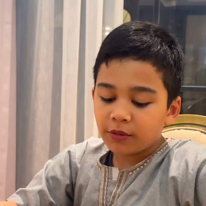 <p>Teuku Adam Al Fatih putra Shireen Sungkar selalu menarik perhatian netizen, Bunda. Bukan tanpa alasan, tingkahnya selalu membuat gemas terlebih selama bulan Ramadhan. (Foto: Instagram: @shireensungkar)</p>