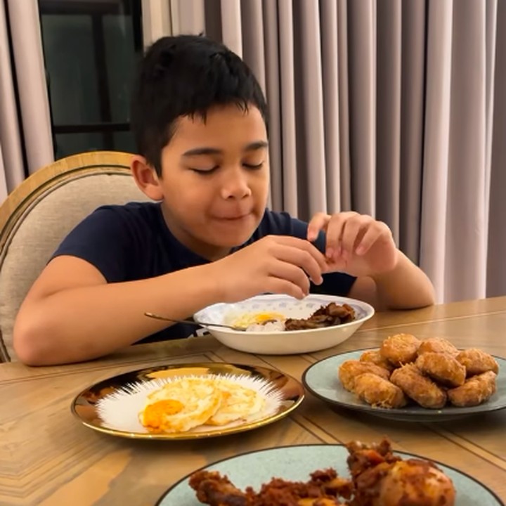 <p>Momen ini dibagikan langsung oleh Shireen melalui laman Instagram-nya. "Adam tahun ini sudah enggak pakai kacamata hitam sahurnya. Tapi bobo ya, Nak, capek tarawihnya kelar agak malam," tutur Shireen dengan menyisipkan emotikon tertawa. (Foto: Instagram: @shireensungkar)</p>
