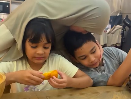Gemas! 7 Potret Adam Anak Shireen Sungkar Puji Sang Adik Karena Puasa Full Seharian