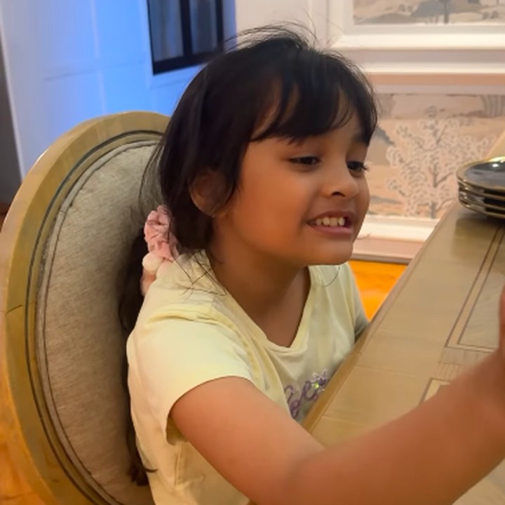 <p>Meski sempat bertanya beberapa kali tentang waktu berbuka puasa, Hawwa berhasil menyelesaikan puasanya seharian penuh, Bunda. Hal ini pun membuat Shireen bangga pada sang putri. (Foto: Instagram: @shireensungkar)</p>