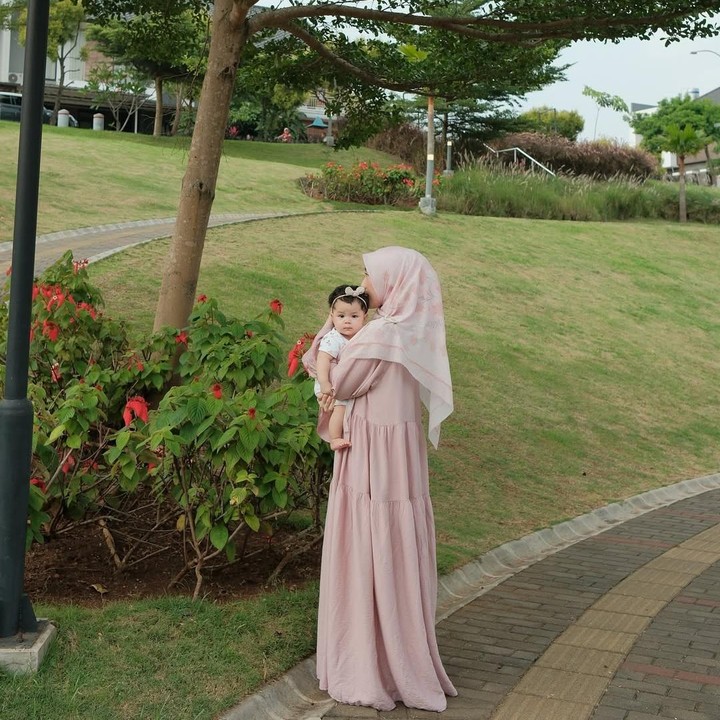 <p>Pada sebuah kesempatan, Alesha juga terlihat cantik dengan bando pita di kepalanya. Netizen bahkan mengatakan Alesha mirip dengan boneka. (Foto: Instagram: @larissachou)</p>