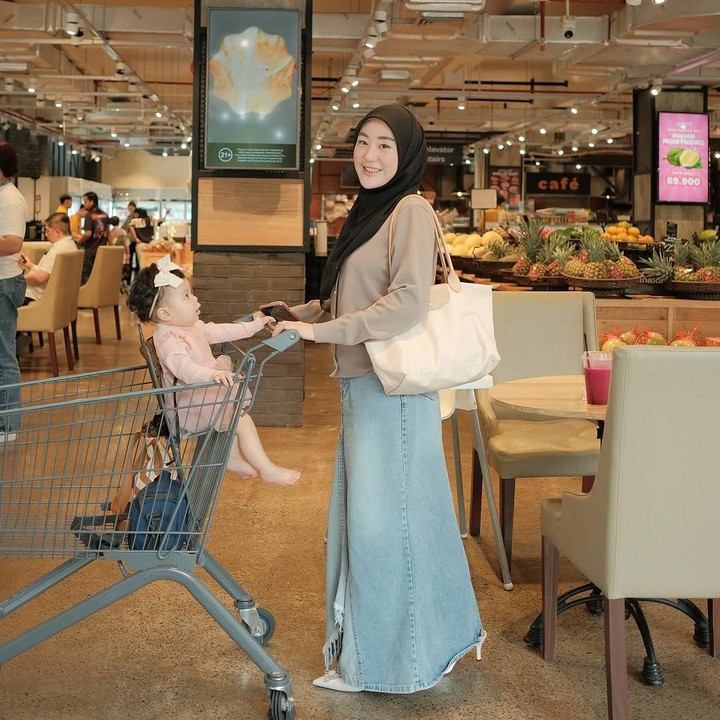 <p>Setelah menikah dengan Ikram Rosadi, Larissa Chou dikaruniai seorang putri, Bunda. Si Kecil yang cantik ini diberi nama Alesha Alifa Habatillah Rosadi. (Foto: Instagram: @larissachou)</p>