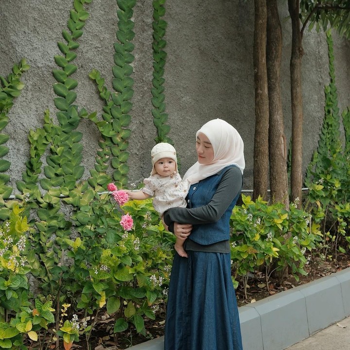 <p>Melihat dari laman Instagram-nya, Larissa kerap mengunggah potret kebersamaannya dengan sang putri. Tidak hanya itu, Bunda dua anak ini juga hobi mendandani Si Kecil. (Foto: Instagram: @larissachou)</p>