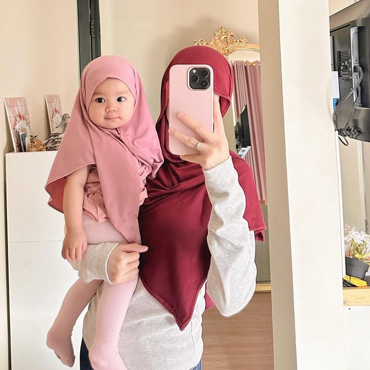 <p>Belum lama ini, Larissa mendandani Alesha dengan hijab warna merah muda. Gemas banget ya, Bunda! (Foto: Instagram: @larissachou)</p>