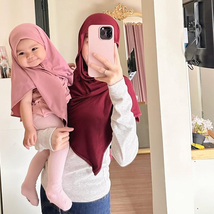 <p>"Bayi lagi coba pakai hijab. <em>Allahumma baarik</em>," tulisnya dalam kolom keterangan seraya menyisipkan emotikon terharu dan hati merah muda. (Foto: Instagram: @larissachou)</p>
