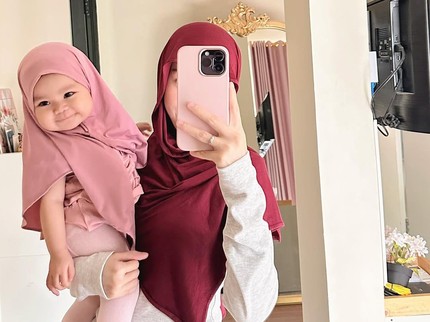 7 Potret Baby Alesha Anak Larissa Chou Selalu Curi Perhatian, Terbaru Pakai Hijab