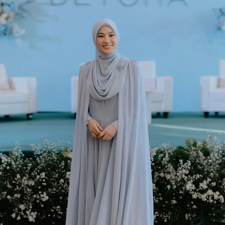 <p>Ada juga Alyssa Soebandono yang mengenakan busana Muslim dengan hijiab segi empat. Model hijabnya yang menutup dada ini dihiasi bros cantik yang berwarna serasi dengan penampilannya. (Foto: Instagram@ichasoebandono)</p>