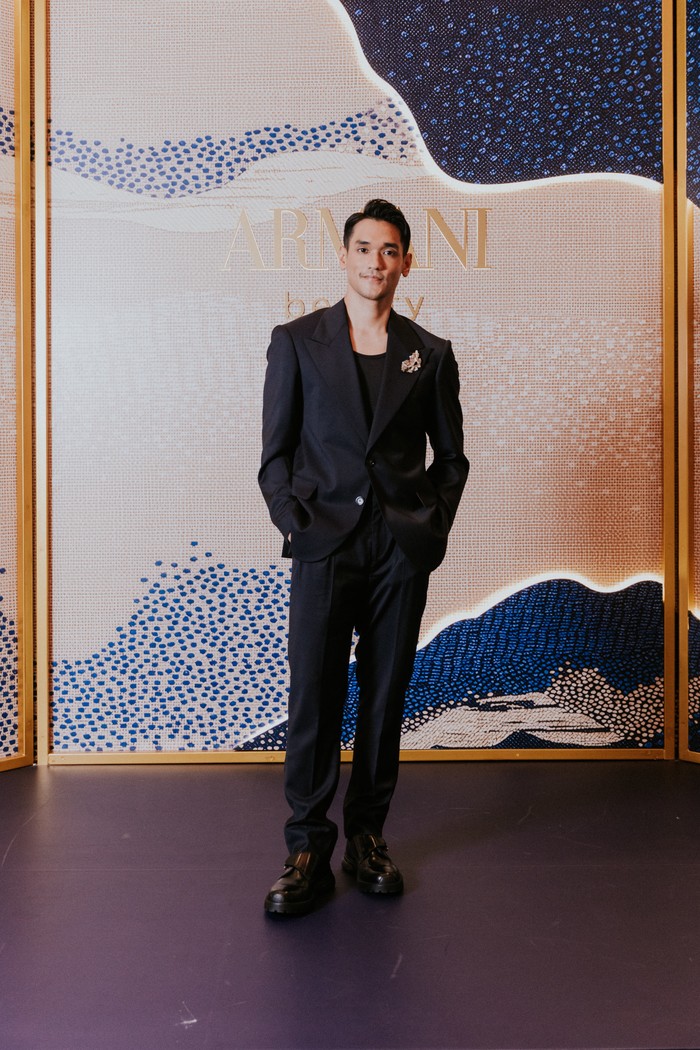 Afghan turut tampil formal dalam balutan jas seluruhnya dalam warna hitam, Beauties. Padanan dengan kaus memberi sentuhan laidback pada outfit, tapi tetap diimbangi aksen menarik berupa bros emas yang disemat pada lapels./ Foto: Dok. Armani Beauty/VINCENTIUS